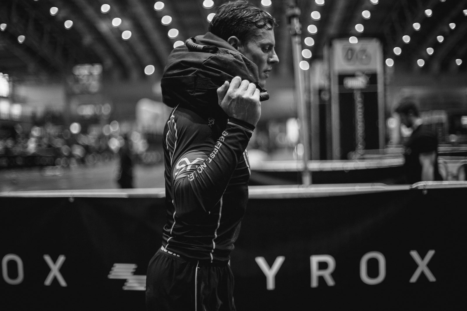 Athlet beim Hyrox Race in der Wettkampfhalle, Sportfotografie von Mit dem Kopf durch die Wand Productions